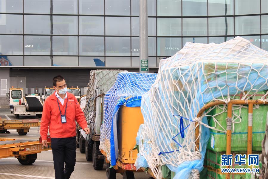 （一線抗疫群英譜&middot;圖文互動）機坪上，他為抗疫物資保駕護(hù)航