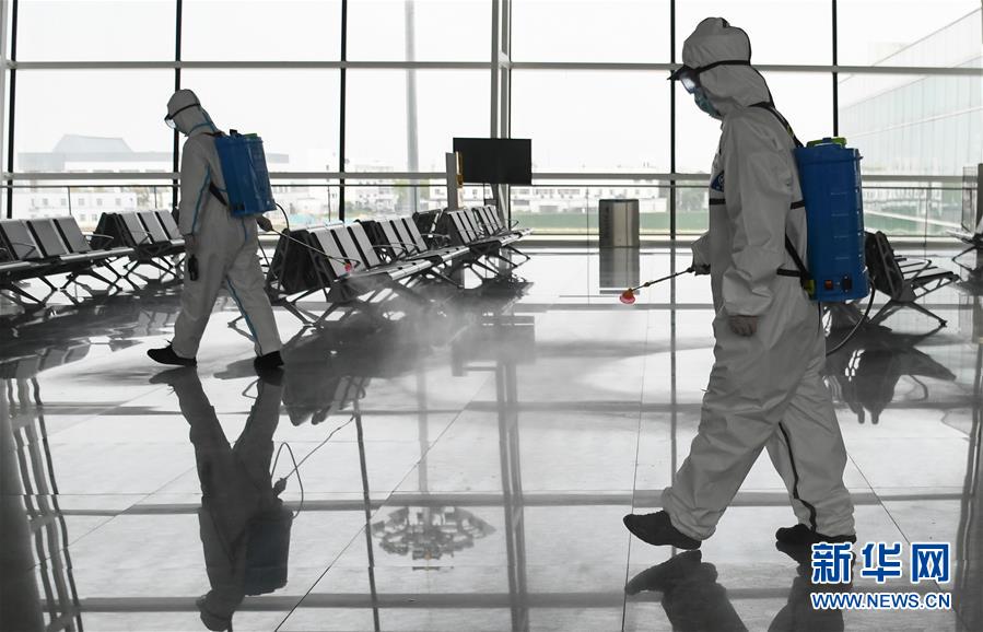 (聚焦疫情防控)(7)武漢天河機場為復(fù)航開展消殺作業(yè)