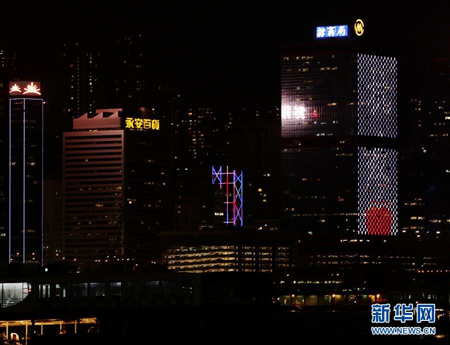 (圖文互動)(2)香港維港兩岸商廈為醫(yī)護(hù)人員亮燈打氣