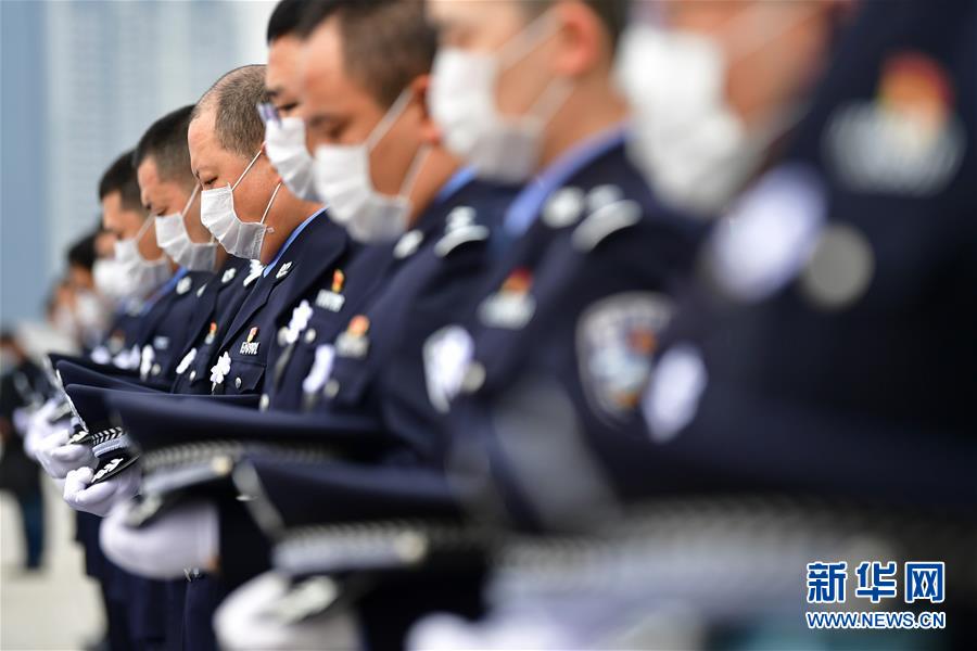 (新華全媒頭條·圖文互動(dòng))(6)舉國同悲 萬眾同心——全國各地悼念新冠肺炎疫情犧牲烈士和逝世同胞側(cè)記