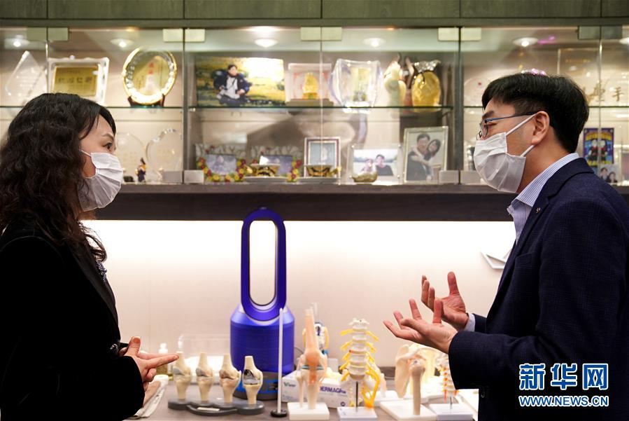 （香港故事&middot;圖文互動）（2）從&ldquo;非典&rdquo;到新冠，一位香港醫(yī)生親歷的兩次抗疫