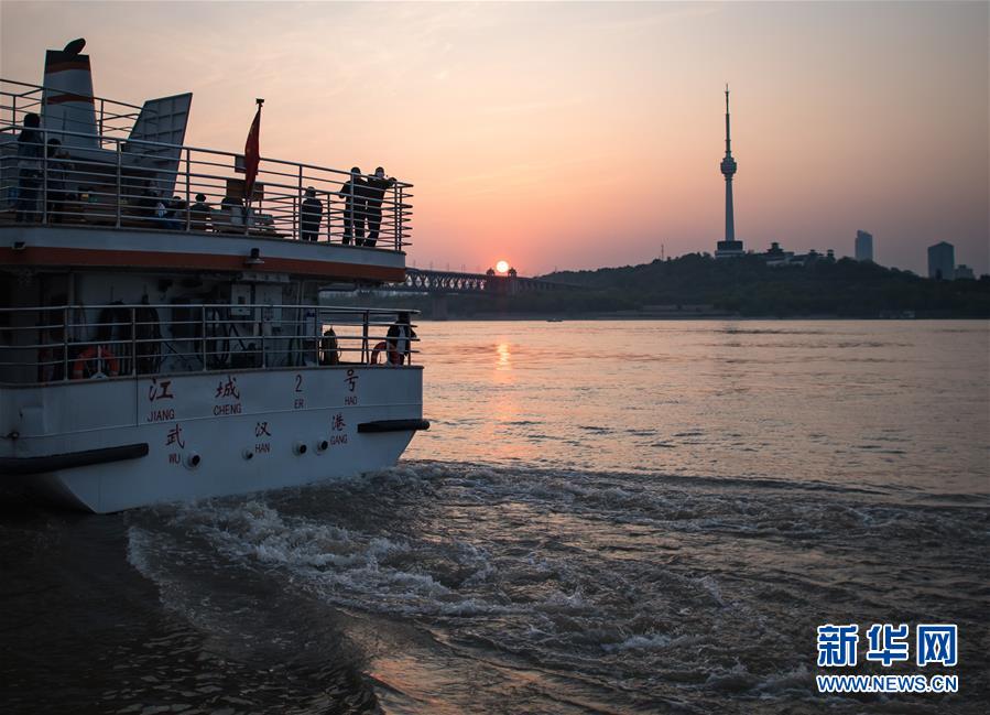 （新華全媒頭條&middot;圖文互動）（8）江城&ldquo;歸來&rdquo; 不負韶華&mdash;&mdash;武漢&ldquo;解封&rdquo;半月記