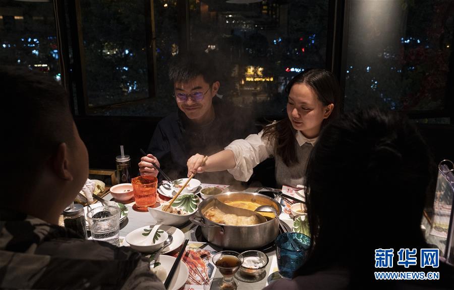 (圖文互動(dòng))(5)火鍋與分餐制“同行”——四川成都餐飲新風(fēng)尚觀察