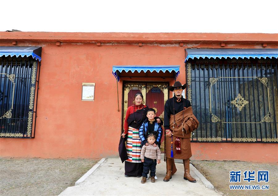 (決戰(zhàn)決勝脫貧攻堅(jiān)·圖文互動)藏鄉(xiāng)“全家福”定格脫貧幸福