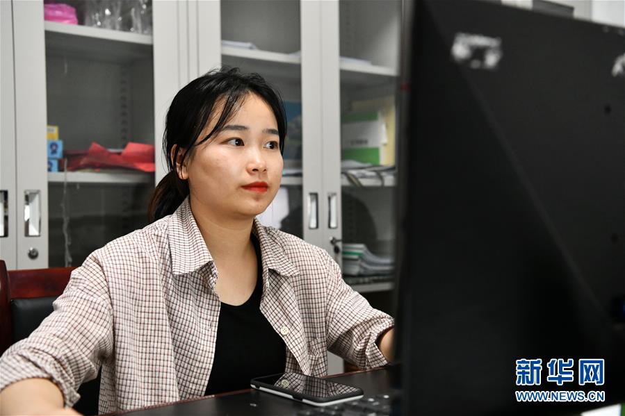 (決戰(zhàn)決勝脫貧攻堅(jiān)·圖文互動)(1)月亮山女孩與她的“扶貧網(wǎng)格”