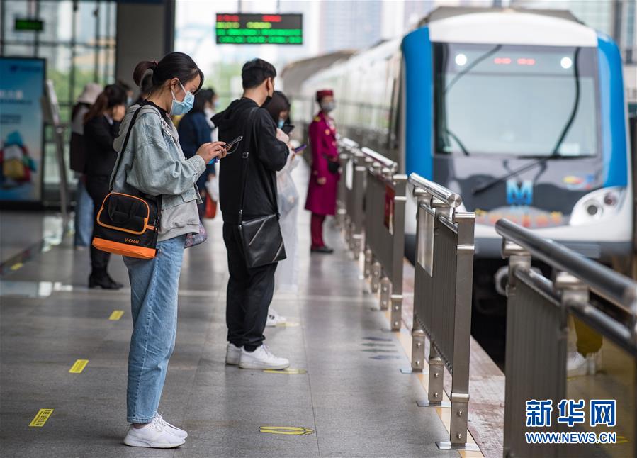 （在習(xí)近平新時(shí)代中國(guó)特色社會(huì)主義思想指引下&mdash;&mdash;新時(shí)代新作為新篇章&middot;習(xí)近平總書(shū)記關(guān)切事&middot;圖文互動(dòng)）（4）疫情防控不減壓　復(fù)工復(fù)產(chǎn)正加速&mdash;&mdash;武漢&ldquo;解封&rdquo;滿(mǎn)月觀察