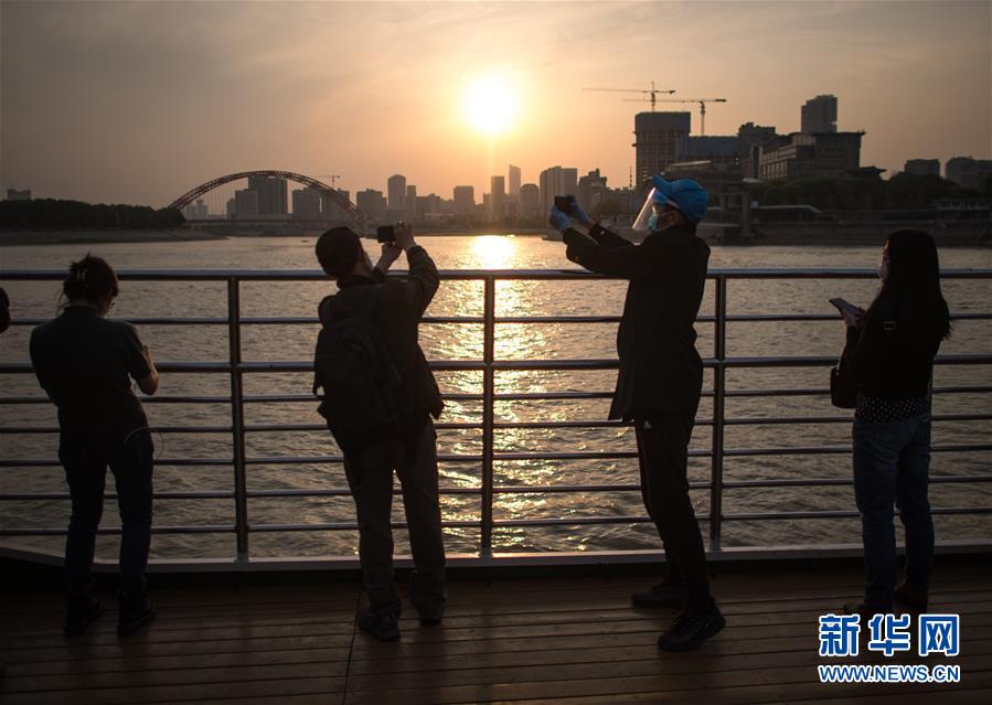 （在習(xí)近平新時(shí)代中國(guó)特色社會(huì)主義思想指引下&mdash;&mdash;新時(shí)代新作為新篇章&middot;習(xí)近平總書(shū)記關(guān)切事&middot;圖文互動(dòng)）（9）疫情防控不減壓　復(fù)工復(fù)產(chǎn)正加速&mdash;&mdash;武漢&ldquo;解封&rdquo;滿(mǎn)月觀察