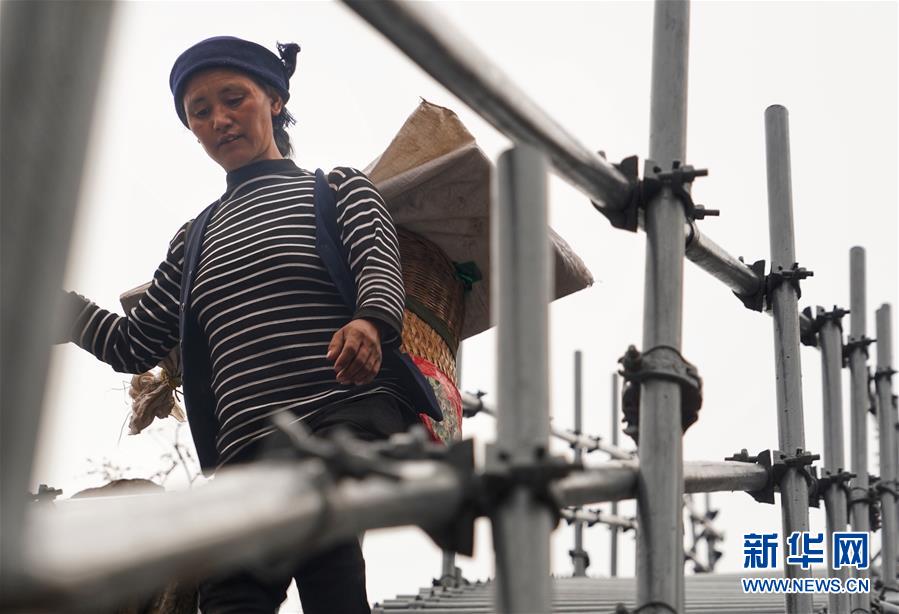 （熱點鮮報&middot;圖文互動）（3）出懸崖記&mdash;&mdash;四川涼山&ldquo;懸崖村&rdquo;貧困群眾走下&ldquo;天梯&rdquo;搬新居