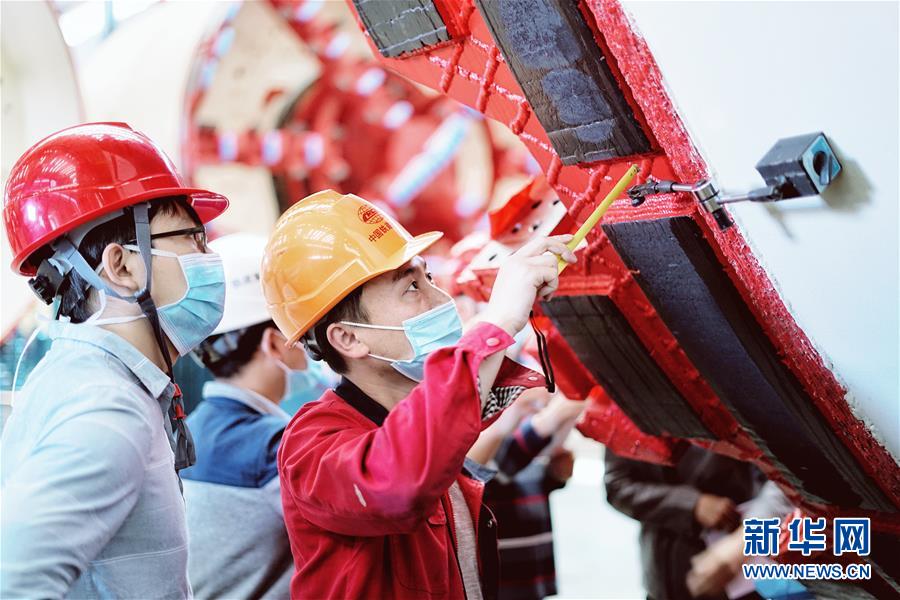 （在習(xí)近平新時代中國特色社會主義思想指引下&mdash;&mdash;新時代新作為新篇章&middot;習(xí)近平總書記關(guān)切事&middot;圖文互動）（1）最有力的支撐，最堅(jiān)決的攀登&mdash;&mdash;記錄奮戰(zhàn)在復(fù)工復(fù)產(chǎn)一線的科技工作者