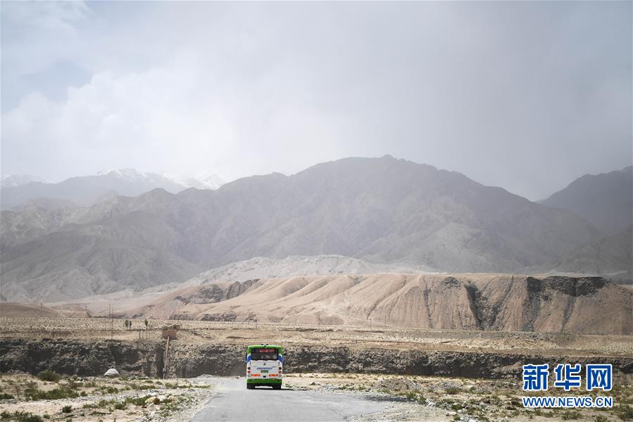 （決戰(zhàn)決勝脫貧攻堅(jiān)&middot;聚焦三區(qū)三州&middot;圖文互動(dòng)）（2）昆侖山村建起停車場