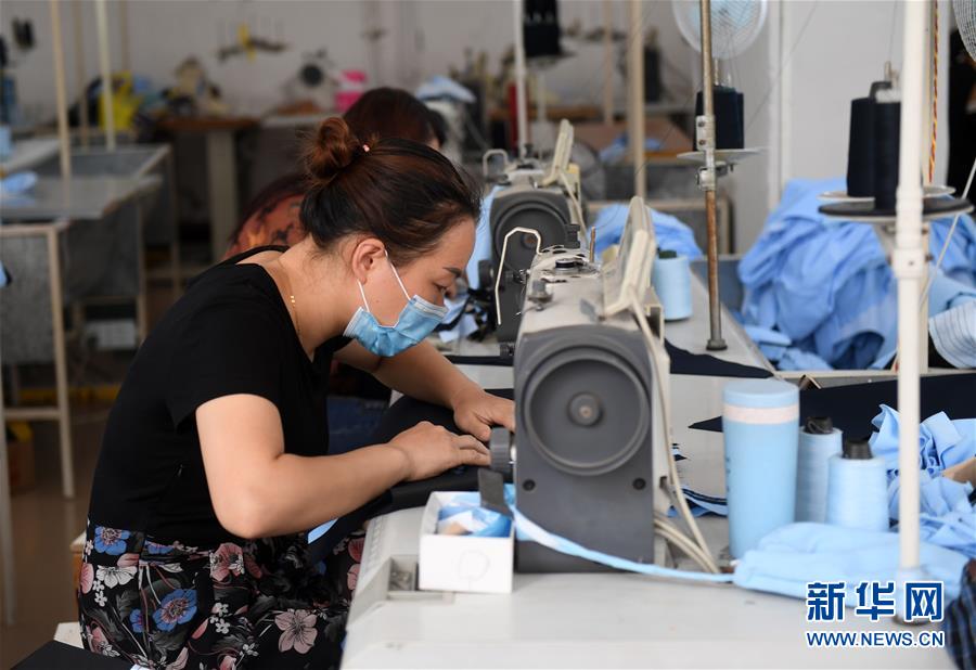 （在習近平新時代中國特色社會主義思想指引下&mdash;&mdash;新時代新作為新篇章&middot;習近平總書記關(guān)切事&middot;圖文互動）（4）讓每一個角落都感受到幸福的溫情&mdash;&mdash;人口較少民族在脫貧攻堅大潮中的奮進故事