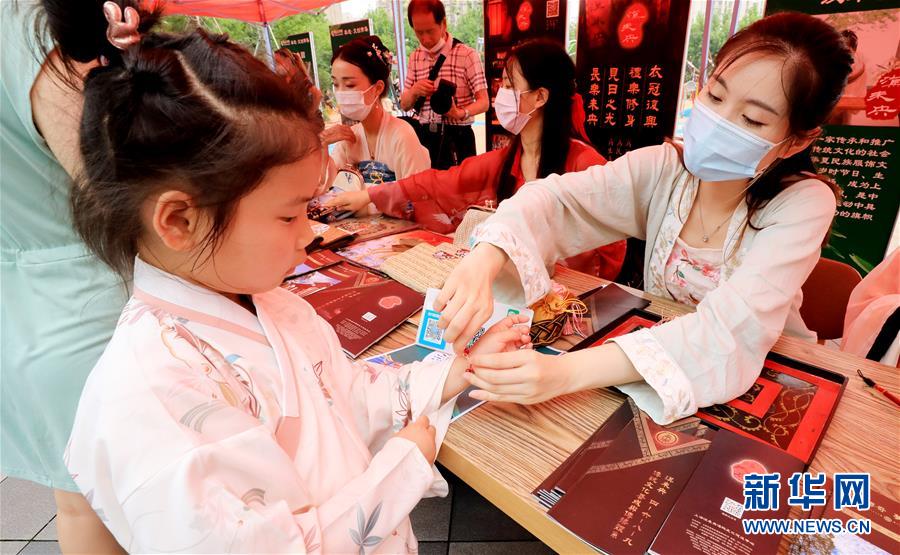 （新華全媒頭條&middot;圖文互動(dòng)）（7）線上線下消費(fèi)升溫 文旅活動(dòng)邁上&ldquo;云端&rdquo;&mdash;&mdash;端午假期透視我國(guó)經(jīng)濟(jì)高質(zhì)量發(fā)展新動(dòng)力