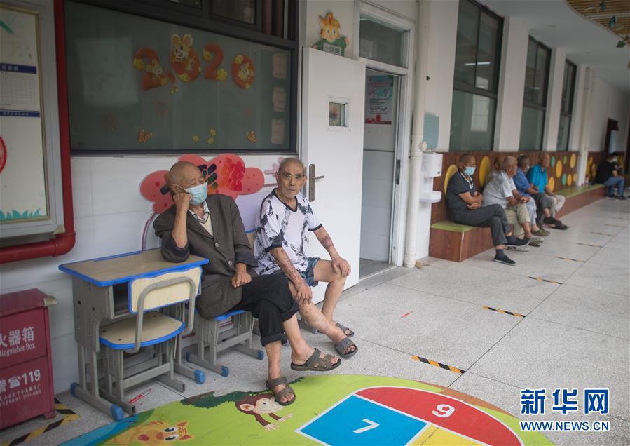 (防汛抗洪·圖文互動)(3)為人民生命安全撐起“安全傘”——湖北緊急轉移安置受災群眾速寫