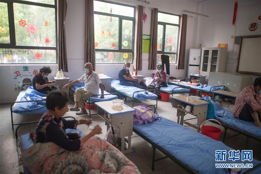 (防汛抗洪·圖文互動)(6)為人民生命安全撐起“安全傘”——湖北緊急轉移安置受災群眾速寫