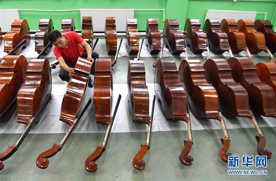 （走向我們的小康生活&middot;圖文互動(dòng)）（2）放下鋤頭，卻撥動(dòng)命運(yùn)的琴弦