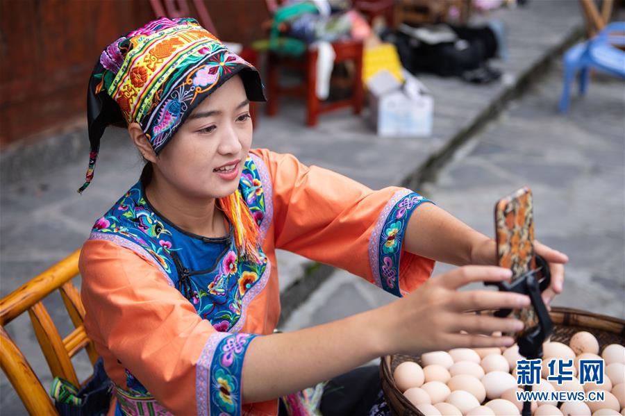 （新華全媒頭條&middot;走向我們的小康生活&middot;圖文互動）（6）那山，那人，那苗寨&mdash;&mdash;十八洞村三代人的奮斗史