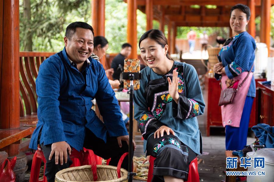 （新華全媒頭條&middot;走向我們的小康生活&middot;圖文互動）（10）那山，那人，那苗寨&mdash;&mdash;十八洞村三代人的奮斗史