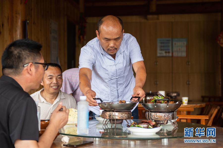 （新華全媒頭條&middot;走向我們的小康生活&middot;圖文互動）（9）那山，那人，那苗寨&mdash;&mdash;十八洞村三代人的奮斗史