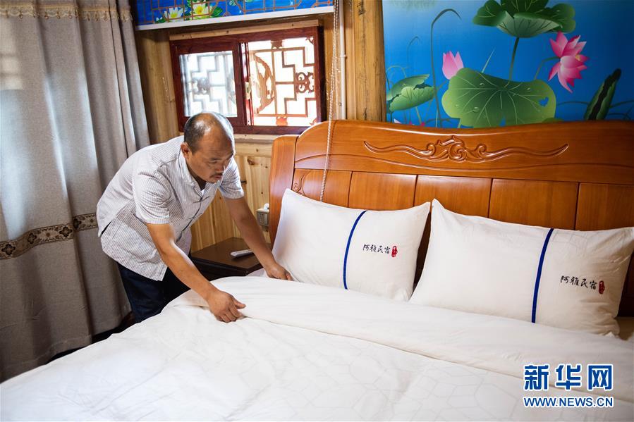 （新華全媒頭條&middot;走向我們的小康生活&middot;圖文互動）（3）那山，那人，那苗寨&mdash;&mdash;十八洞村三代人的奮斗史