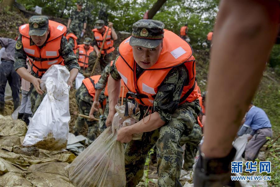 （防汛抗洪&middot;圖文互動）（6）洪水不退，子弟兵誓死不退&mdash;&mdash;解放軍和武警部隊(duì)官兵參與洪澇災(zāi)害搶險(xiǎn)救援記事