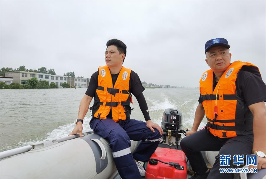 （防汛抗洪&middot;一線人物&middot;圖文互動(dòng)）（2）萬(wàn)家燈火明 壩上有神兵&mdash;&mdash;安徽宿松長(zhǎng)江大堤上的&ldquo;守護(hù)者聯(lián)盟&rdquo;群像