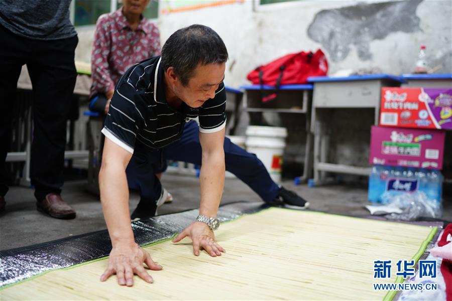 （在習(xí)近平新時(shí)代中國(guó)特色社會(huì)主義思想指引下&mdash;&mdash;新時(shí)代新作為新篇章&middot;習(xí)近平總書記關(guān)切事&middot;圖文互動(dòng)）（4）遮風(fēng)雨 送安穩(wěn)&mdash;&mdash;受災(zāi)群眾轉(zhuǎn)移安置中的暖心故事