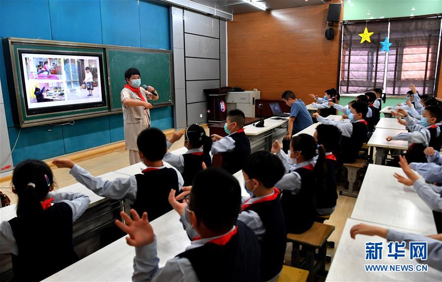 （新華全媒頭條&middot;圖文互動）（18）&ldquo;美麗的中國夢屬于你們&rdquo;&mdash;&mdash;以習(xí)近平同志為核心的黨中央關(guān)心少年兒童工作紀實