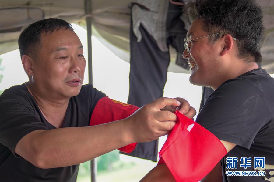 （新華全媒頭條&middot;圖文互動）（9）青春出列&mdash;&mdash;暴雨洪峰中的熱血成人禮