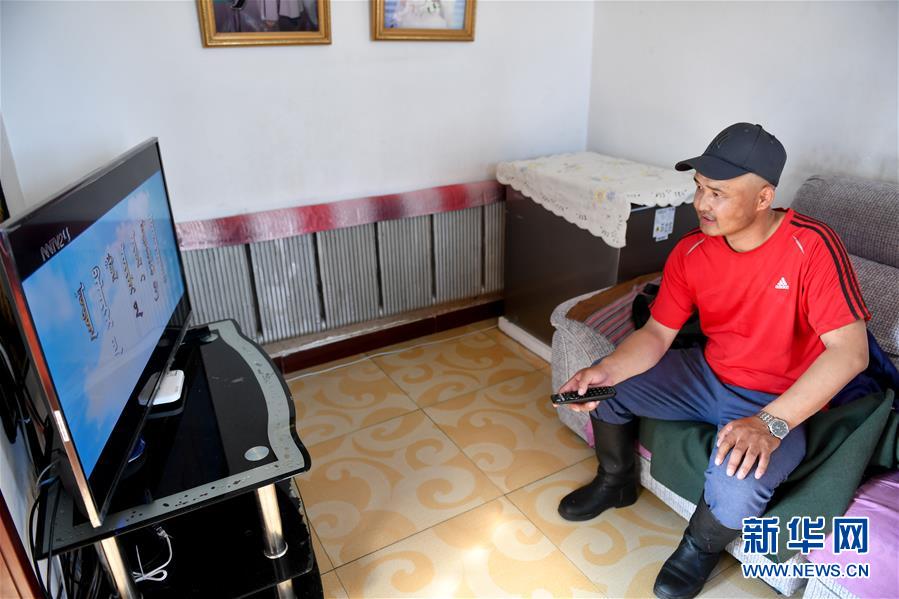 （走向我們的小康生活&middot;圖文互動）（3）草原有了網，手機能放羊&mdash;&mdash;看呼倫貝爾大草原牧民生活變了樣 