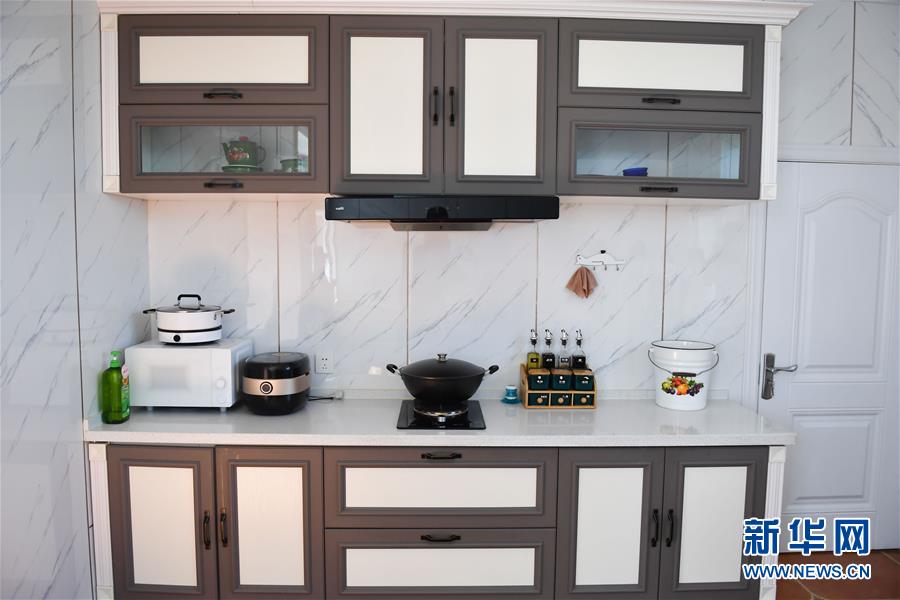 （走向我們的小康生活&middot;圖文互動）（7）草原有了網，手機能放羊&mdash;&mdash;看呼倫貝爾大草原牧民生活變了樣 