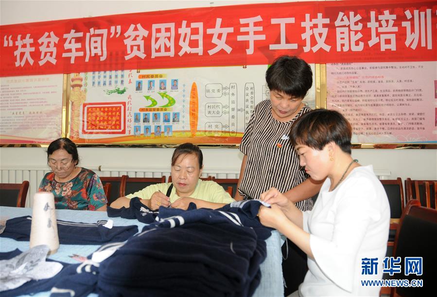 （決戰(zhàn)決勝脫貧攻堅&middot;圖文互動）（1）內(nèi)蒙古河套：一雙巧手、一副棒針、一團毛線打造貧困戶&ldquo;炕頭經(jīng)濟&rdquo;