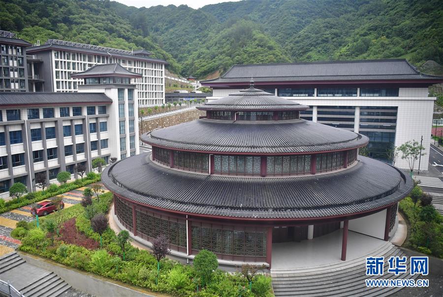 （新華視點&middot;圖文互動）（4）學(xué)校建漂亮點本無錯，為何這所&ldquo;豪華中學(xué)&rdquo;讓人困惑？