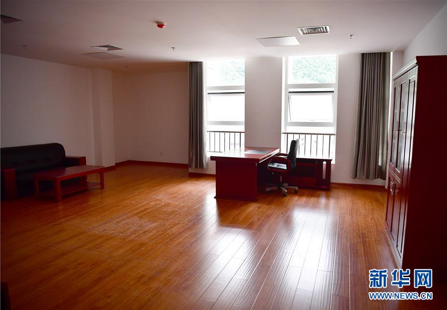 （新華視點&middot;圖文互動）（6）學(xué)校建漂亮點本無錯，為何這所&ldquo;豪華中學(xué)&rdquo;讓人困惑？