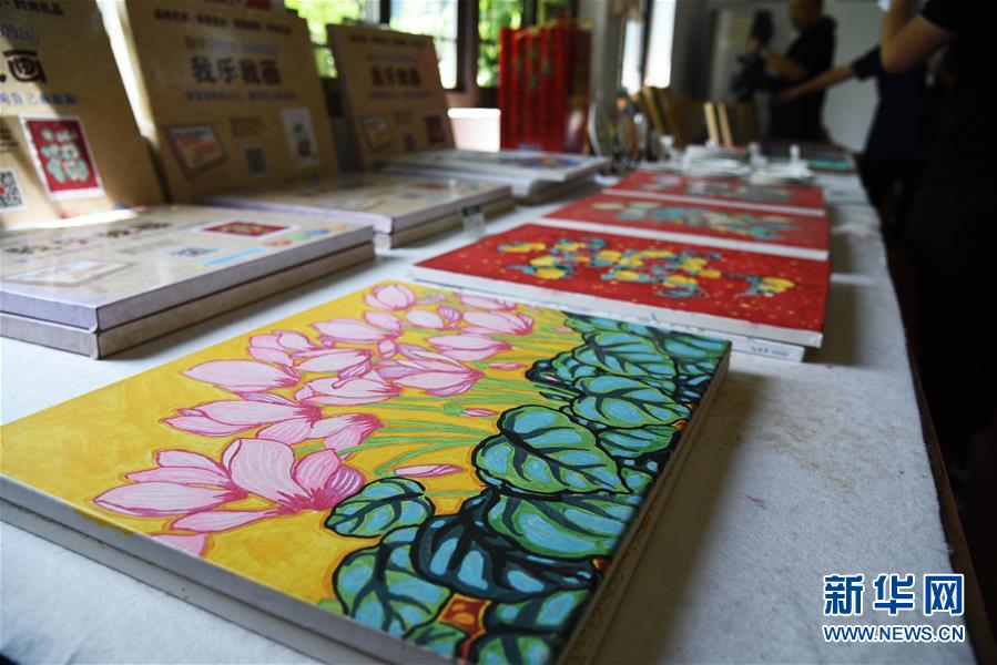 (走向我們的小康生活·圖文互動(dòng))(6)放下鋤頭拿畫(huà)筆——山東青州農(nóng)民畫(huà)繪出美好新生活