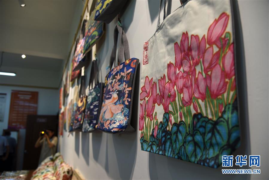 (走向我們的小康生活·圖文互動(dòng))(7)放下鋤頭拿畫(huà)筆——山東青州農(nóng)民畫(huà)繪出美好新生活