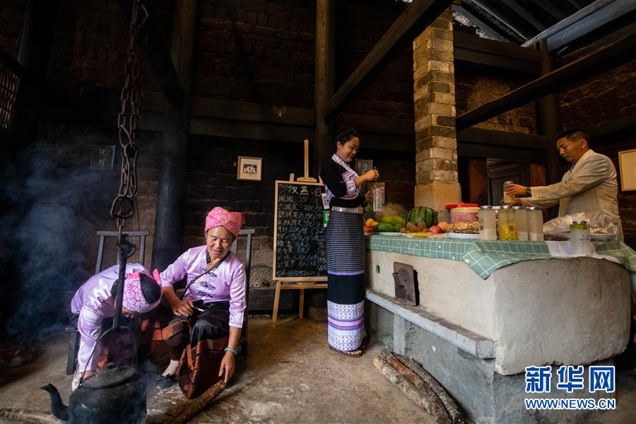 （決戰(zhàn)決勝脫貧攻堅(jiān)&middot;圖文互動(dòng)）（1）眼前的生活就是詩(shī)和遠(yuǎn)方&mdash;&mdash;藝術(shù)引領(lǐng)云南傣族山村蝶變