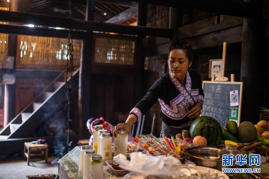 （決戰(zhàn)決勝脫貧攻堅(jiān)&middot;圖文互動(dòng)）（3）眼前的生活就是詩(shī)和遠(yuǎn)方&mdash;&mdash;藝術(shù)引領(lǐng)云南傣族山村蝶變