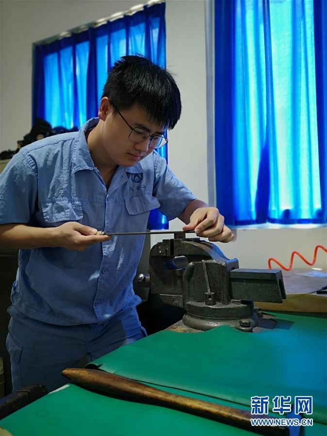 (總書記推動(dòng)的改革身邊事·教育改革篇·圖文互動(dòng))(2)特寫:“95后”上海職校生:“我的工牌上印著‘中國航天’”