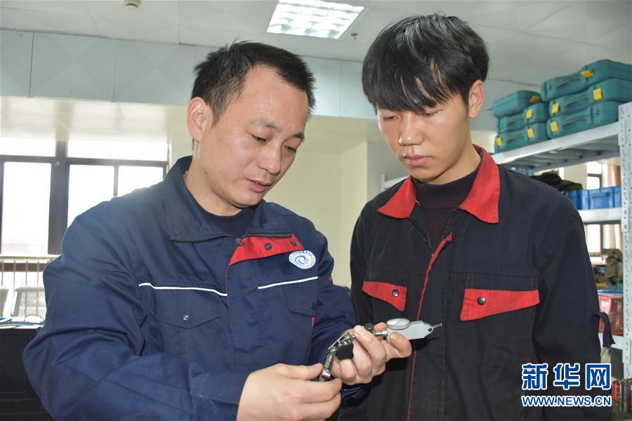 (總書記推動(dòng)的改革身邊事·教育改革篇·圖文互動(dòng))(3)特寫:“95后”上海職校生:“我的工牌上印著‘中國航天’”