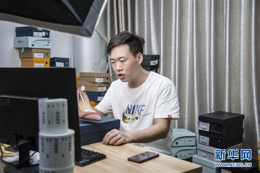 (總書記推動的改革身邊事·就業(yè)創(chuàng)業(yè)改革篇·圖文互動)(1)特寫:“網(wǎng)絡(luò)主播背后是轟鳴的工廠”——聆聽經(jīng)濟(jì)復(fù)蘇的新訊號