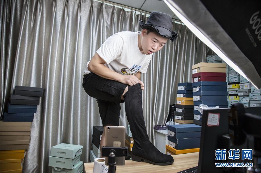 (總書記推動的改革身邊事·就業(yè)創(chuàng)業(yè)改革篇·圖文互動)(3)特寫:“網(wǎng)絡(luò)主播背后是轟鳴的工廠”——聆聽經(jīng)濟(jì)復(fù)蘇的新訊號