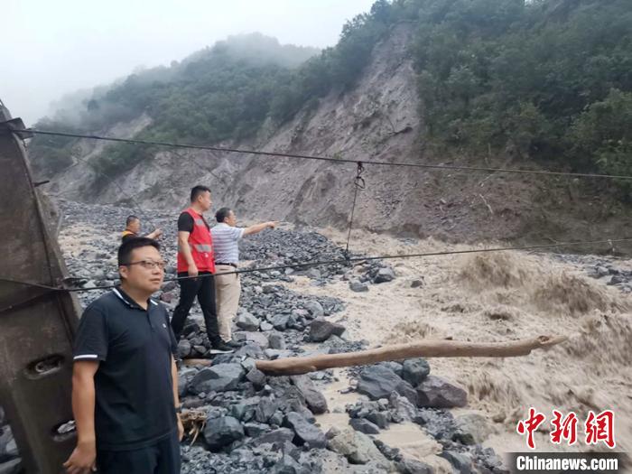 工作人員正在查勘泥石流災(zāi)情。　劉偉建 攝
