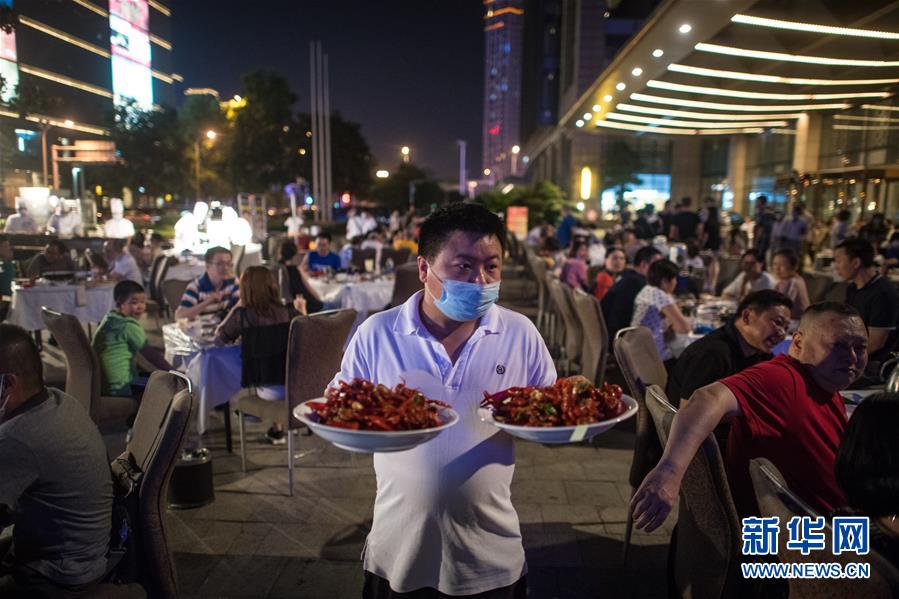 （在習近平新時代中國特色社會主義思想指引下&mdash;&mdash;新時代新作為新篇章&middot;習近平總書記關(guān)切事&middot;圖文互動）（4）消費回暖市聲新&mdash;&mdash;內(nèi)需動力不斷釋放的市場觀察