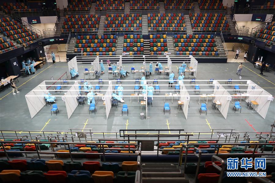 （圖文互動）（1）特寫：新冠病毒普檢首日，香港市民踴躍參與