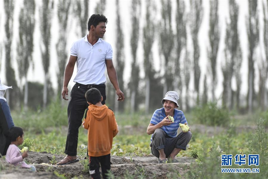 （決戰(zhàn)決勝脫貧攻堅(jiān)&middot;圖文互動(dòng)）（1）&ldquo;窮&rdquo;鄉(xiāng)富戶的販瓜生意經(jīng)