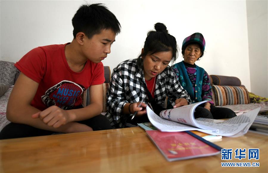 （熱點(diǎn)鮮報(bào)&middot;圖文互動(dòng)）（6）為了大涼山的下一代，她奔赴在助學(xué)路上