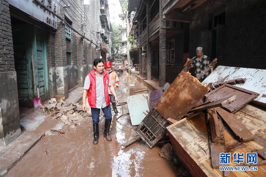 （在習近平新時代中國特色社會主義思想指引下&mdash;&mdash;新時代新作為新篇章&middot;習近平總書記關(guān)切事&middot;圖文互動）（4）洪峰浪尖，鮮紅的黨旗高高飄揚&mdash;&mdash;記防汛抗洪一線的共產(chǎn)黨員