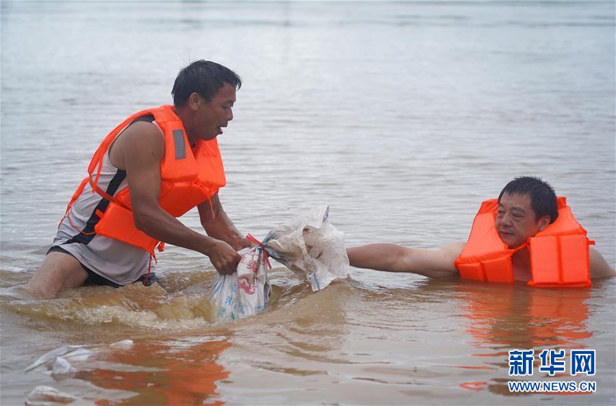 （在習近平新時代中國特色社會主義思想指引下&mdash;&mdash;新時代新作為新篇章&middot;習近平總書記關(guān)切事&middot;圖文互動）（5）洪峰浪尖，鮮紅的黨旗高高飄揚&mdash;&mdash;記防汛抗洪一線的共產(chǎn)黨員