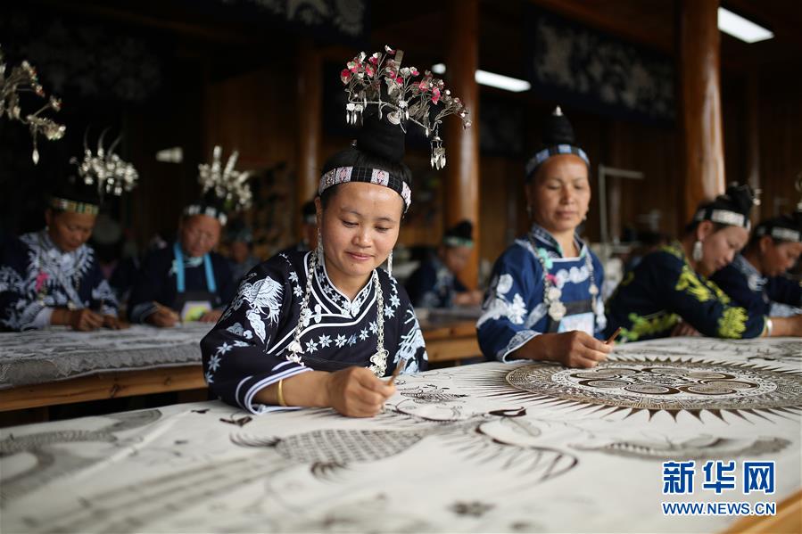 #（決戰(zhàn)決勝脫貧攻堅(jiān)&middot;圖文互動(dòng)）（4）一個(gè)小鎮(zhèn)&ldquo;撬動(dòng)&rdquo;整縣脫貧&mdash;&mdash;社會(huì)扶貧的貴州丹寨樣板