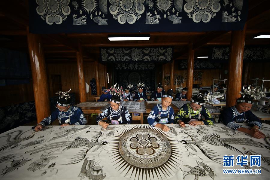 #（決戰(zhàn)決勝脫貧攻堅(jiān)&middot;圖文互動(dòng)）（5）一個(gè)小鎮(zhèn)&ldquo;撬動(dòng)&rdquo;整縣脫貧&mdash;&mdash;社會(huì)扶貧的貴州丹寨樣板